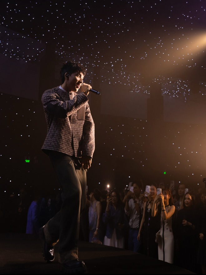 Loạt ảnh chưa được công bố bên trong siêu sự kiện Louis Vuitton: HIEUTHUHAI hát quá tình và tương tác hiếm có của dàn sao xịn- Ảnh 9. Loạt ảnh chưa được công bố bên trong siêu sự kiện Louis Vuitton: HIEUTHUHAI hát quá tình và tương tác hiếm có của dàn sao xịn- Ảnh 9.