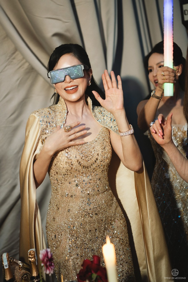 Điều phu nhân tỷ phú Johnathan Hạnh Nguyễn chỉ làm trong đám cưới ái nữ, 2 con dâu không có đặc quyền này!- Ảnh 6. Điều phu nhân tỷ phú Johnathan Hạnh Nguyễn chỉ làm trong đám cưới ái nữ, 2 con dâu không có đặc quyền này!- Ảnh 6.