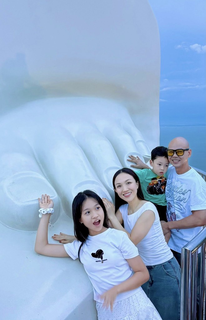 Con gái Phan Đinh Tùng: Mới 12 tuổi đã giành giải Nhất cuộc thi vẽ, tác phẩm được trưng bày tại bảo tàng danh giá nhất hành tinh- Ảnh 11. Con gái Phan Đinh Tùng: Mới 12 tuổi đã giành giải Nhất cuộc thi vẽ, tác phẩm được trưng bày tại bảo tàng danh giá nhất hành tinh- Ảnh 11.