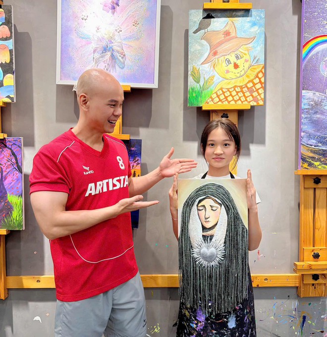Con gái Phan Đinh Tùng: Mới 12 tuổi đã giành giải Nhất cuộc thi vẽ, tác phẩm được trưng bày tại bảo tàng danh giá nhất hành tinh- Ảnh 1. Con gái Phan Đinh Tùng: Mới 12 tuổi đã giành giải Nhất cuộc thi vẽ, tác phẩm được trưng bày tại bảo tàng danh giá nhất hành tinh- Ảnh 1.