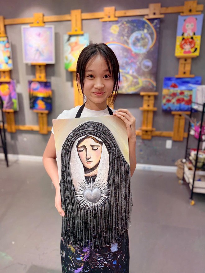 Con gái Phan Đinh Tùng: Mới 12 tuổi đã giành giải Nhất cuộc thi vẽ, tác phẩm được trưng bày tại bảo tàng danh giá nhất hành tinh- Ảnh 4. Con gái Phan Đinh Tùng: Mới 12 tuổi đã giành giải Nhất cuộc thi vẽ, tác phẩm được trưng bày tại bảo tàng danh giá nhất hành tinh- Ảnh 4.