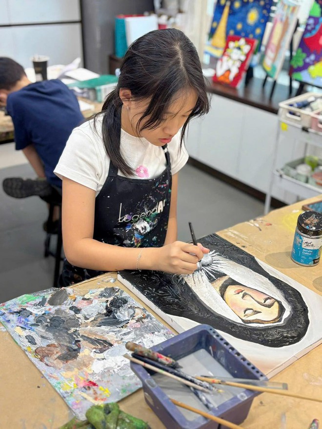 Con gái Phan Đinh Tùng: Mới 12 tuổi đã giành giải Nhất cuộc thi vẽ, tác phẩm được trưng bày tại bảo tàng danh giá nhất hành tinh- Ảnh 3. Con gái Phan Đinh Tùng: Mới 12 tuổi đã giành giải Nhất cuộc thi vẽ, tác phẩm được trưng bày tại bảo tàng danh giá nhất hành tinh- Ảnh 3.