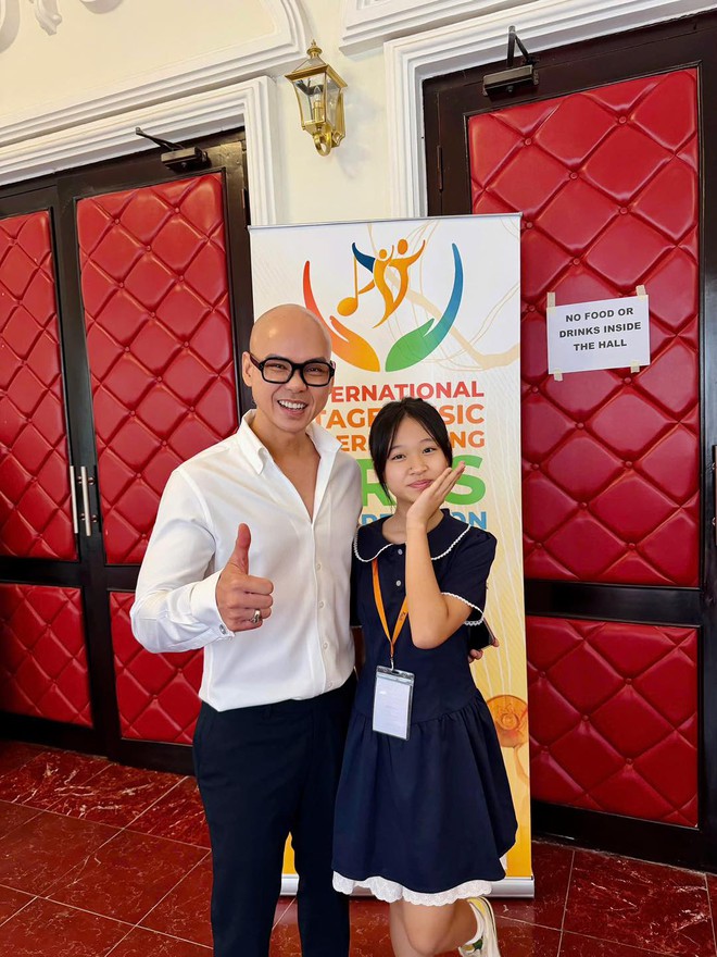 Con gái Phan Đinh Tùng: Mới 12 tuổi đã giành giải Nhất cuộc thi vẽ, tác phẩm được trưng bày tại bảo tàng danh giá nhất hành tinh- Ảnh 6. Con gái Phan Đinh Tùng: Mới 12 tuổi đã giành giải Nhất cuộc thi vẽ, tác phẩm được trưng bày tại bảo tàng danh giá nhất hành tinh- Ảnh 6.