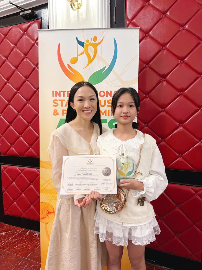 Con gái Phan Đinh Tùng: Mới 12 tuổi đã giành giải Nhất cuộc thi vẽ, tác phẩm được trưng bày tại bảo tàng danh giá nhất hành tinh- Ảnh 7. Con gái Phan Đinh Tùng: Mới 12 tuổi đã giành giải Nhất cuộc thi vẽ, tác phẩm được trưng bày tại bảo tàng danh giá nhất hành tinh- Ảnh 7.