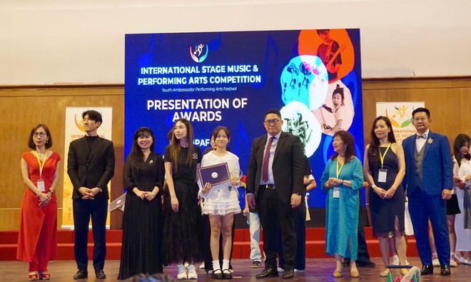 Con gái Phan Đinh Tùng: Mới 12 tuổi đã giành giải Nhất cuộc thi vẽ, tác phẩm được trưng bày tại bảo tàng danh giá nhất hành tinh- Ảnh 8. Con gái Phan Đinh Tùng: Mới 12 tuổi đã giành giải Nhất cuộc thi vẽ, tác phẩm được trưng bày tại bảo tàng danh giá nhất hành tinh- Ảnh 8.