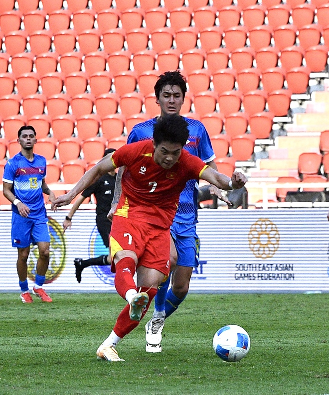 Hot boy U22 Việt Nam 3 lần giành Cầu thủ xuất sắc nhất trận, "out trình" ở SEA Games 33, HLV Kim Sang-sik khuyên xuất ngoại- Ảnh 4. Hot boy U22 Việt Nam 3 lần giành Cầu thủ xuất sắc nhất trận, "out trình" ở SEA Games 33, HLV Kim Sang-sik khuyên xuất ngoại- Ảnh 4.