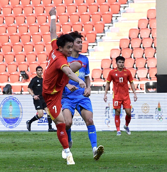 Hot boy U22 Việt Nam 3 lần giành Cầu thủ xuất sắc nhất trận, "out trình" ở SEA Games 33, HLV Kim Sang-sik khuyên xuất ngoại- Ảnh 5. Hot boy U22 Việt Nam 3 lần giành Cầu thủ xuất sắc nhất trận, "out trình" ở SEA Games 33, HLV Kim Sang-sik khuyên xuất ngoại- Ảnh 5.