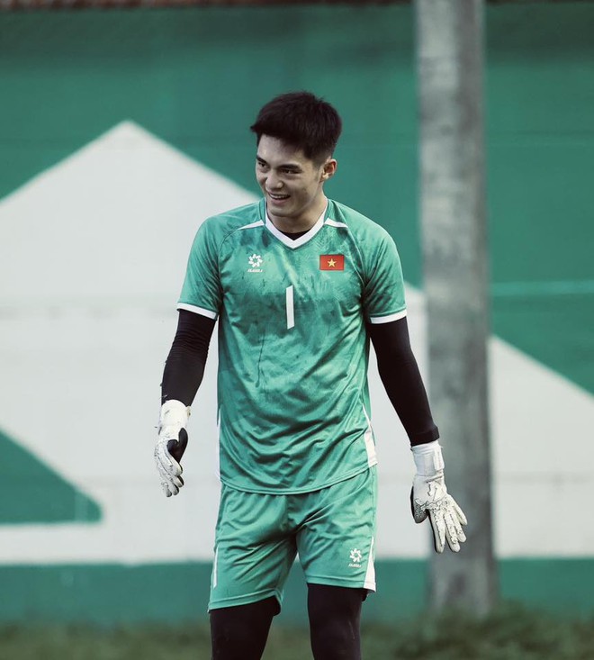 Chân dung thủ môn Việt cao 1m91 trong trận gặp Thái Lan- Ảnh 8. Chân dung thủ môn Việt cao 1m91 trong trận gặp Thái Lan- Ảnh 8.