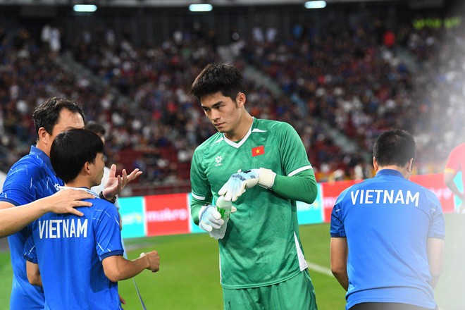 Chân dung thủ môn Việt cao 1m91 trong trận gặp Thái Lan- Ảnh 4. Chân dung thủ môn Việt cao 1m91 trong trận gặp Thái Lan- Ảnh 4.
