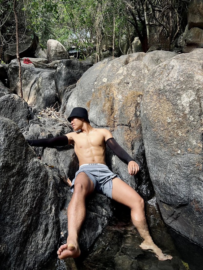 Đội h&igrave;nh U22 Việt Nam "xả vai" cầu thủ: N&oacute;i l&agrave; diễn vi&ecirc;n hay người mẫu chắc cũng tin!- Ảnh 10.