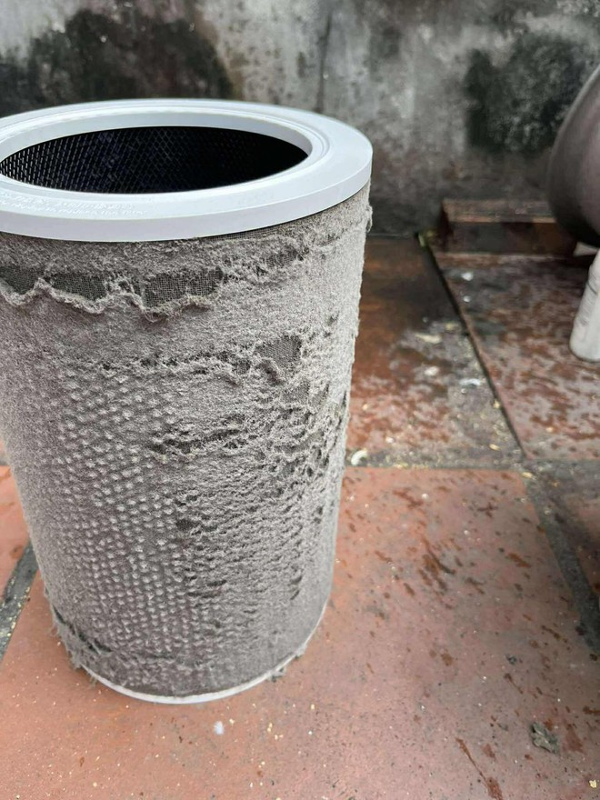 Cận cảnh bộ lọc không khí của một gia đình ở Long Biên: Không ngờ lại đến mức này!- Ảnh 2. Cận cảnh bộ lọc không khí của một gia đình ở Long Biên: Không ngờ lại đến mức này!- Ảnh 2.