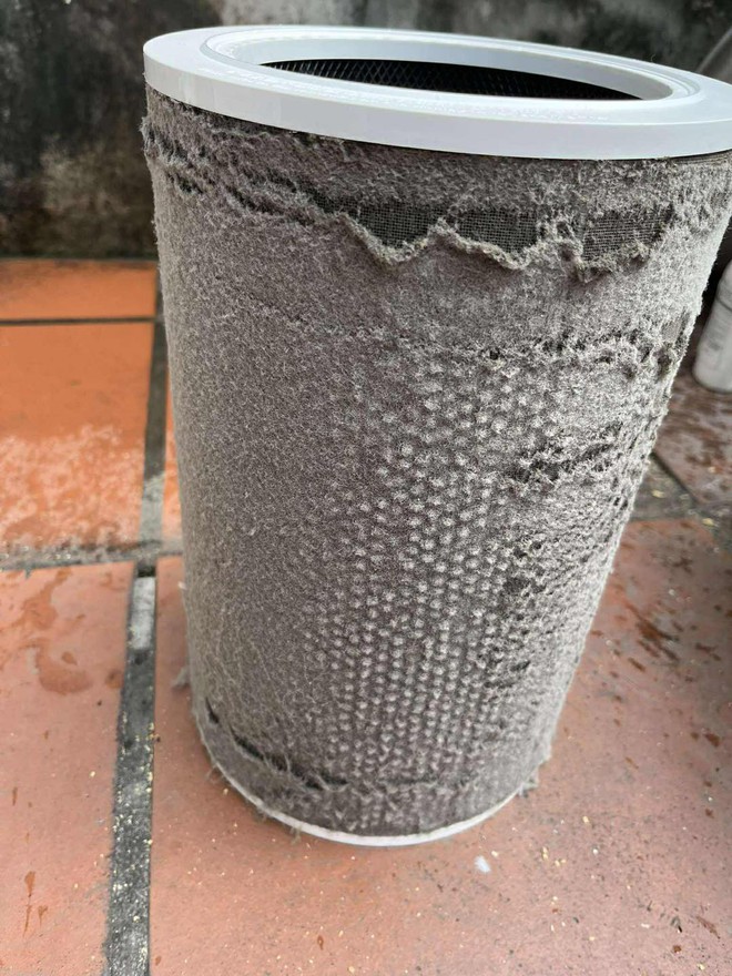 Cận cảnh bộ lọc không khí của một gia đình ở Long Biên: Không ngờ lại đến mức này!- Ảnh 1. Cận cảnh bộ lọc không khí của một gia đình ở Long Biên: Không ngờ lại đến mức này!- Ảnh 1.