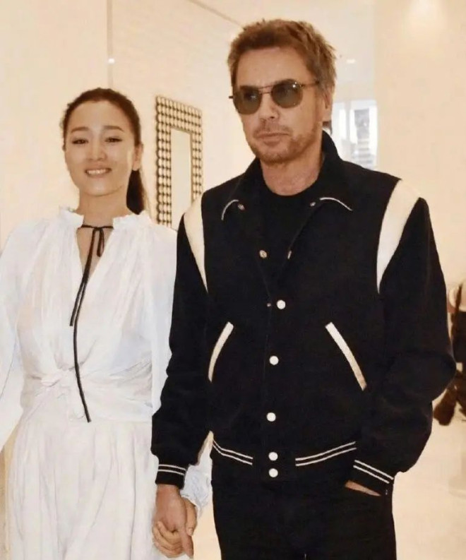 Củng Lợi 60 tuổi trông vẫn như bạn gái Lý Hiện, cam thường bóc trần sự thật khác- Ảnh 6. Củng Lợi 60 tuổi trông vẫn như bạn gái Lý Hiện, cam thường bóc trần sự thật khác- Ảnh 6.