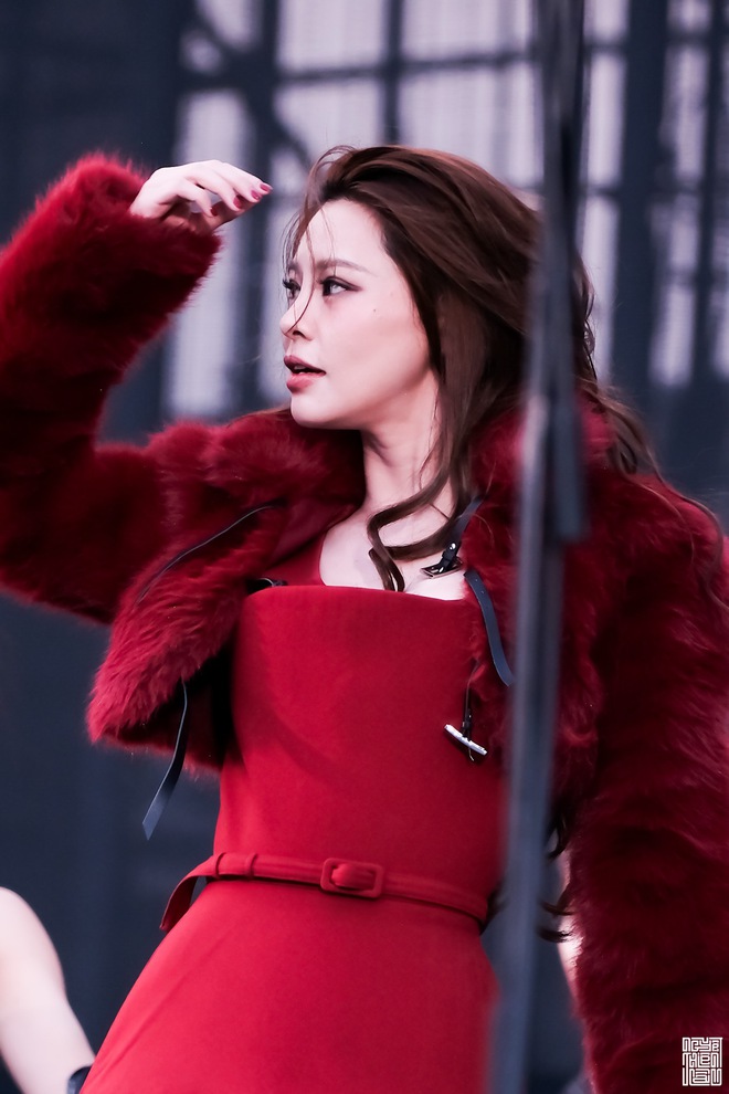 C&acirc;m n&iacute;n trước nữ thần Vpop 36 tuổi vẫn đẹp chấp 10 Hoa hậu, hạ gục 60.000 người- Ảnh 5.