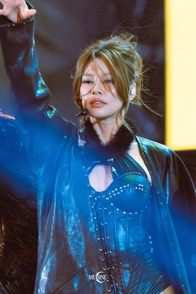 C&acirc;m n&iacute;n trước nữ thần Vpop 36 tuổi vẫn đẹp chấp 10 Hoa hậu, hạ gục 60.000 người- Ảnh 2.