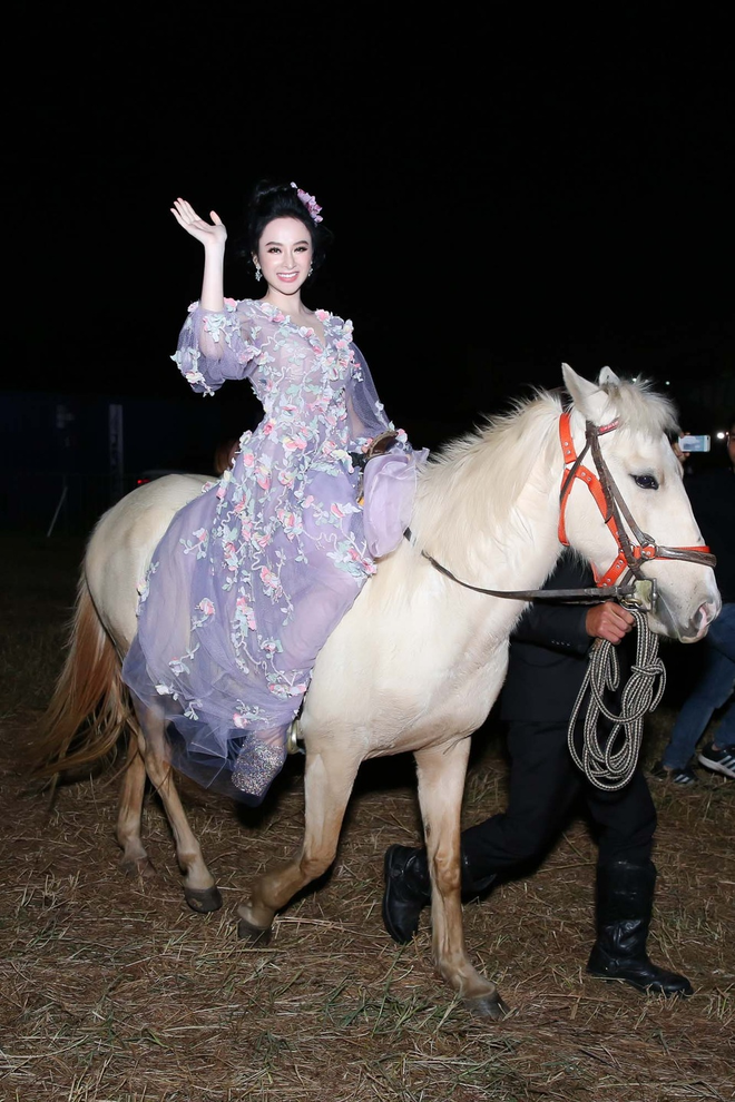 Năm 2025: Hành trình phá sạch tính nữ của Angela Phương Trinh- Ảnh 2. Năm 2025: Hành trình phá sạch tính nữ của Angela Phương Trinh- Ảnh 2.