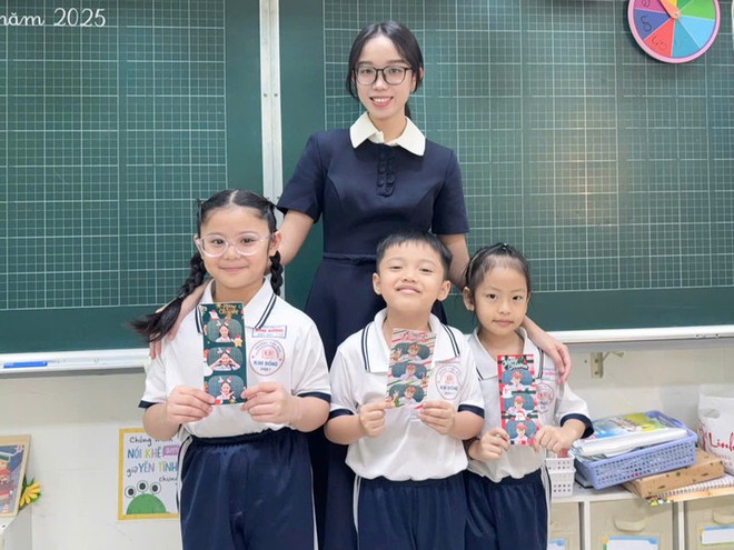 C&ocirc; gi&aacute;o lớp 1 l&agrave;m photobooth Noel ở lớp học, c&acirc;u n&oacute;i khiến người lớn chạnh l&ograve;ng- Ảnh 2.