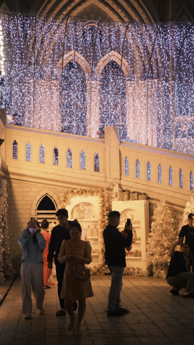 Đ&ecirc;m Noel 24/12: X&oacute;m đạo n&ocirc; nức người xe, Nh&agrave; thờ Đức B&agrave; đ&ocirc;ng đ&uacute;c du kh&aacute;ch x&iacute; chỗ chụp h&igrave;nh- Ảnh 6.