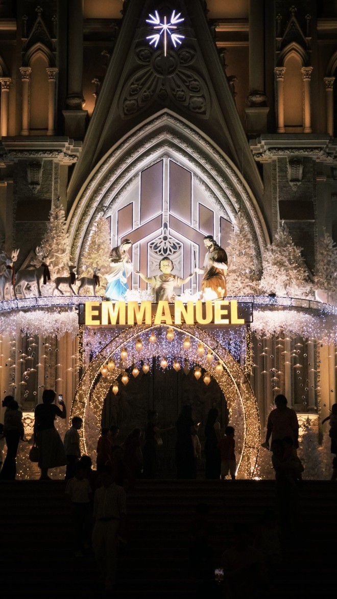 Đ&ecirc;m Noel 24/12: X&oacute;m đạo n&ocirc; nức người xe, Nh&agrave; thờ Đức B&agrave; đ&ocirc;ng đ&uacute;c du kh&aacute;ch x&iacute; chỗ chụp h&igrave;nh- Ảnh 1.