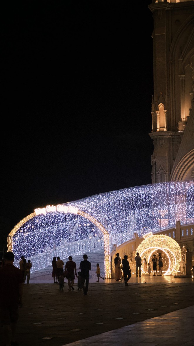 Đ&ecirc;m Noel 24/12: X&oacute;m đạo n&ocirc; nức người xe, Nh&agrave; thờ Đức B&agrave; đ&ocirc;ng đ&uacute;c du kh&aacute;ch x&iacute; chỗ chụp h&igrave;nh- Ảnh 3.