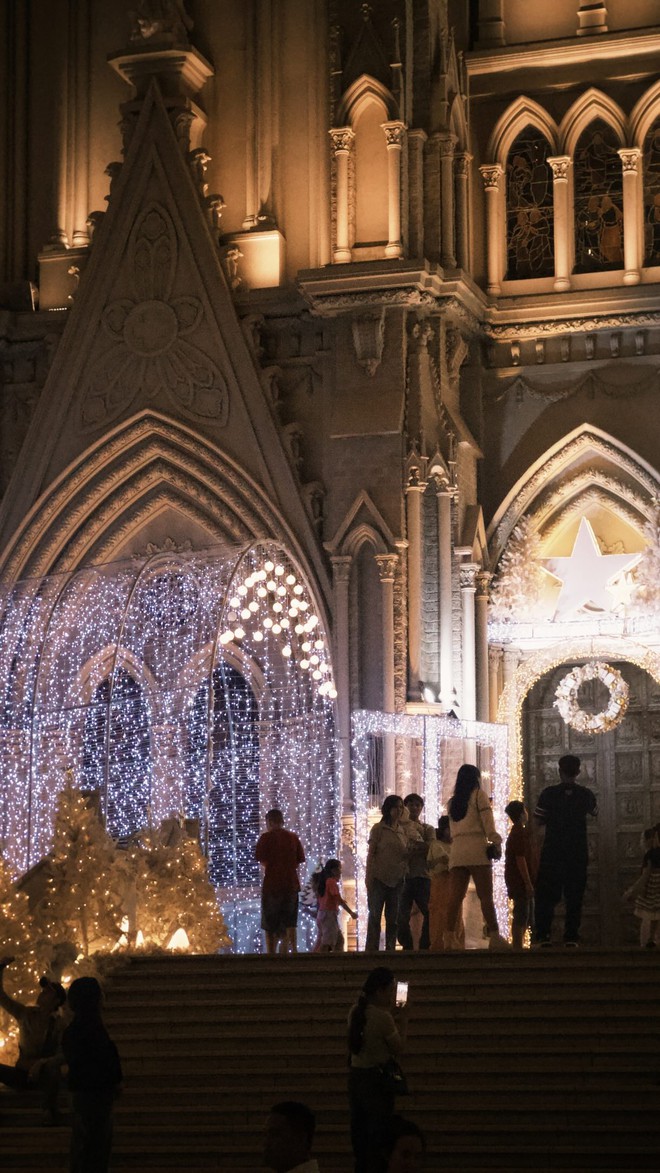 Đ&ecirc;m Noel 24/12: X&oacute;m đạo n&ocirc; nức người xe, Nh&agrave; thờ Đức B&agrave; đ&ocirc;ng đ&uacute;c du kh&aacute;ch x&iacute; chỗ chụp h&igrave;nh- Ảnh 8.