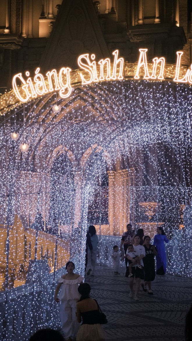 Đ&ecirc;m Noel 24/12: X&oacute;m đạo n&ocirc; nức người xe, Nh&agrave; thờ Đức B&agrave; đ&ocirc;ng đ&uacute;c du kh&aacute;ch x&iacute; chỗ chụp h&igrave;nh- Ảnh 5.