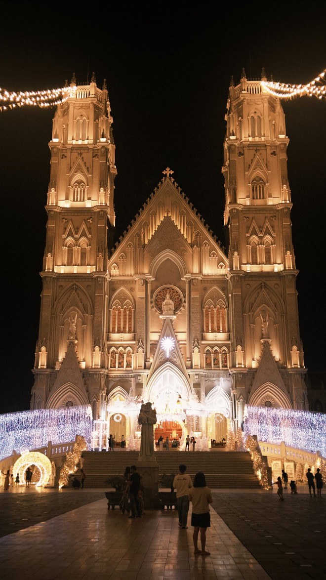 Đ&ecirc;m Noel 24/12: X&oacute;m đạo n&ocirc; nức người xe, Nh&agrave; thờ Đức B&agrave; đ&ocirc;ng đ&uacute;c du kh&aacute;ch x&iacute; chỗ chụp h&igrave;nh- Ảnh 2.