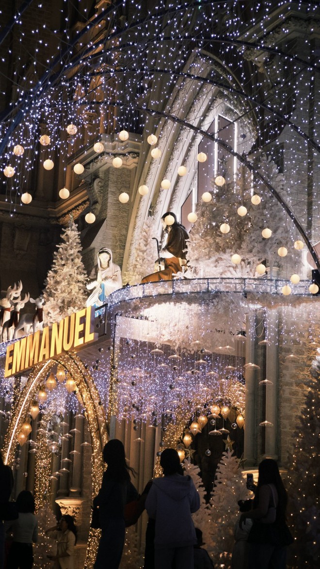 Đ&ecirc;m Noel 24/12: X&oacute;m đạo n&ocirc; nức người xe, Nh&agrave; thờ Đức B&agrave; đ&ocirc;ng đ&uacute;c du kh&aacute;ch x&iacute; chỗ chụp h&igrave;nh- Ảnh 7.