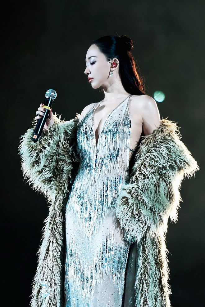 T&oacute;c Ti&ecirc;n chơi Gi&aacute;ng Sinh đỉnh nhất Vbiz, xứng danh nữ ho&agrave;ng gợi cảm!- Ảnh 12.