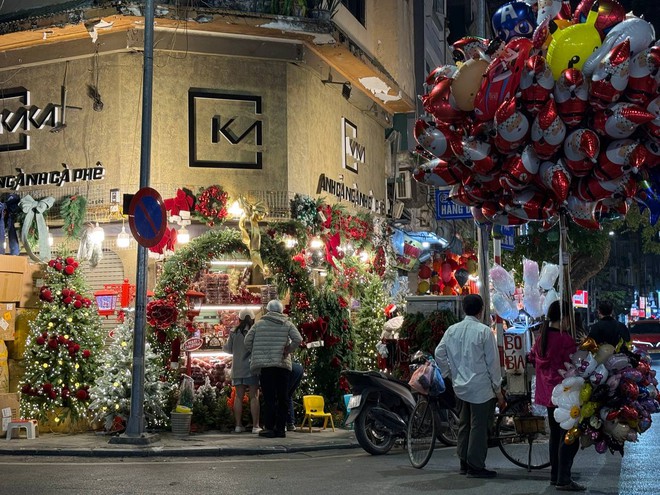 Đ&ecirc;m Noel 24/12: X&oacute;m đạo n&ocirc; nức người xe, Nh&agrave; thờ Đức B&agrave; đ&ocirc;ng đ&uacute;c du kh&aacute;ch x&iacute; chỗ chụp h&igrave;nh- Ảnh 26.