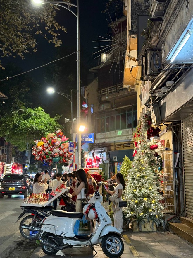 Đ&ecirc;m Noel 24/12: X&oacute;m đạo n&ocirc; nức người xe, Nh&agrave; thờ Đức B&agrave; đ&ocirc;ng đ&uacute;c du kh&aacute;ch x&iacute; chỗ chụp h&igrave;nh- Ảnh 32.