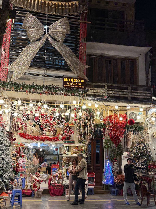 Đ&ecirc;m Noel 24/12: X&oacute;m đạo n&ocirc; nức người xe, Nh&agrave; thờ Đức B&agrave; đ&ocirc;ng đ&uacute;c du kh&aacute;ch x&iacute; chỗ chụp h&igrave;nh- Ảnh 31.