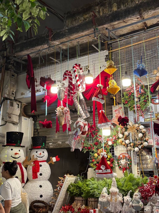 Đ&ecirc;m Noel 24/12: X&oacute;m đạo n&ocirc; nức người xe, Nh&agrave; thờ Đức B&agrave; đ&ocirc;ng đ&uacute;c du kh&aacute;ch x&iacute; chỗ chụp h&igrave;nh- Ảnh 30.