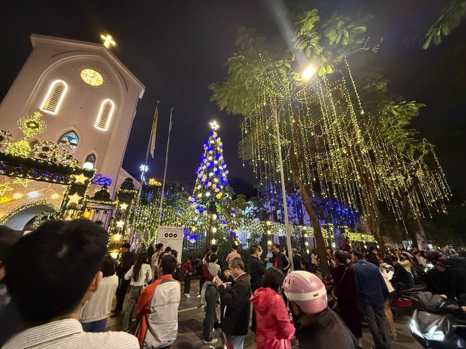 Đ&ecirc;m Noel 24/12: X&oacute;m đạo n&ocirc; nức người xe, Nh&agrave; thờ Đức B&agrave; đ&ocirc;ng đ&uacute;c du kh&aacute;ch x&iacute; chỗ chụp h&igrave;nh- Ảnh 45.