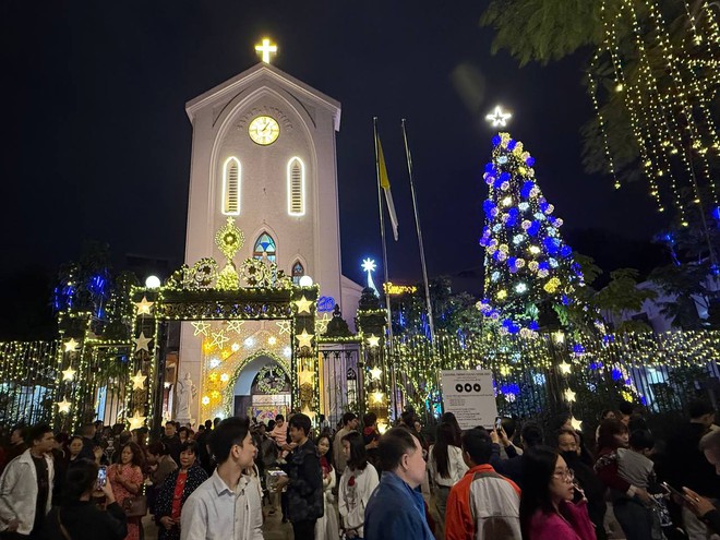 Đ&ecirc;m Noel 24/12: X&oacute;m đạo n&ocirc; nức người xe, Nh&agrave; thờ Đức B&agrave; đ&ocirc;ng đ&uacute;c du kh&aacute;ch x&iacute; chỗ chụp h&igrave;nh- Ảnh 44.