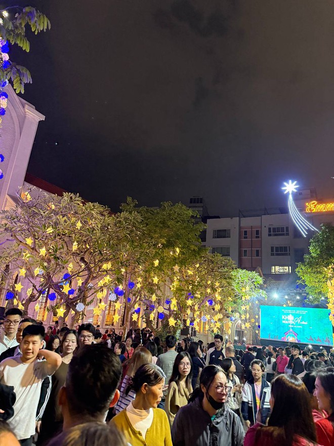 Đ&ecirc;m Noel 24/12: X&oacute;m đạo n&ocirc; nức người xe, Nh&agrave; thờ Đức B&agrave; đ&ocirc;ng đ&uacute;c du kh&aacute;ch x&iacute; chỗ chụp h&igrave;nh- Ảnh 46.