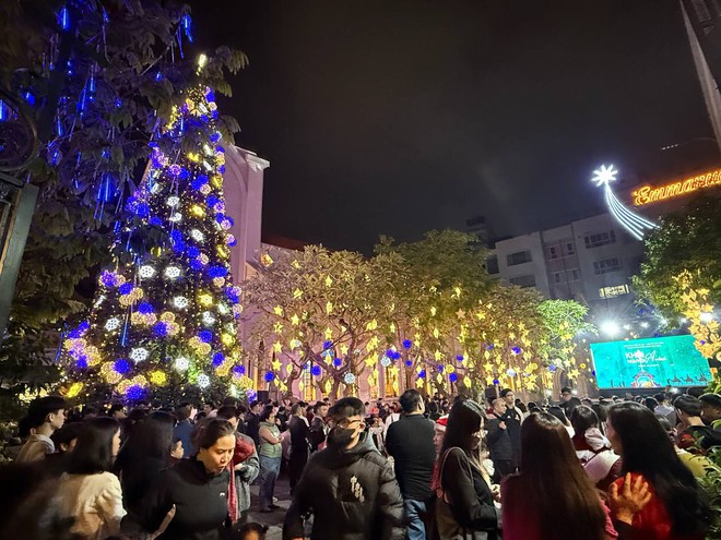 Đ&ecirc;m Noel 24/12: X&oacute;m đạo n&ocirc; nức người xe, Nh&agrave; thờ Đức B&agrave; đ&ocirc;ng đ&uacute;c du kh&aacute;ch x&iacute; chỗ chụp h&igrave;nh- Ảnh 43.