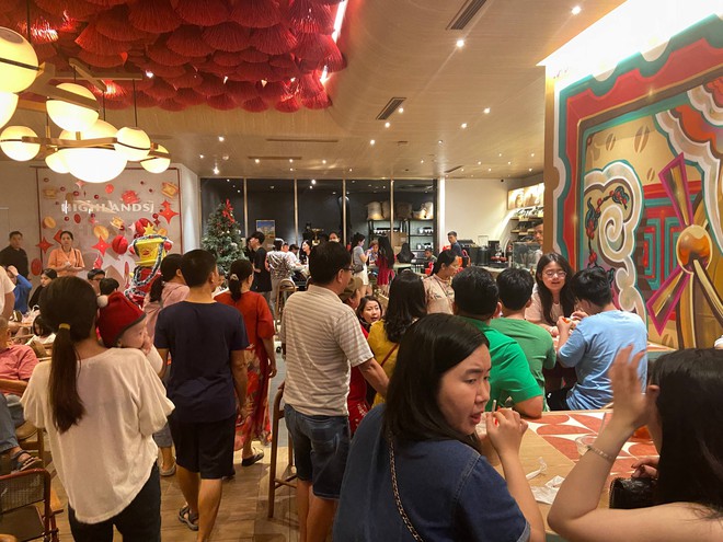 Đ&ecirc;m Noel 24/12: X&oacute;m đạo n&ocirc; nức người xe, Nh&agrave; thờ Đức B&agrave; đ&ocirc;ng đ&uacute;c du kh&aacute;ch x&iacute; chỗ chụp h&igrave;nh- Ảnh 25.