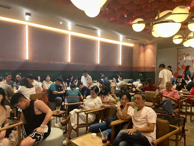 Đ&ecirc;m Noel 24/12: X&oacute;m đạo n&ocirc; nức người xe, Nh&agrave; thờ Đức B&agrave; đ&ocirc;ng đ&uacute;c du kh&aacute;ch x&iacute; chỗ chụp h&igrave;nh- Ảnh 24.