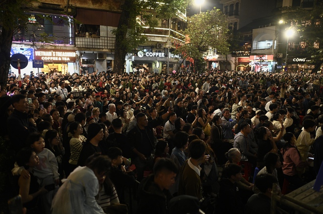 Đ&ecirc;m Noel 24/12: X&oacute;m đạo n&ocirc; nức người xe, Nh&agrave; thờ Đức B&agrave; đ&ocirc;ng đ&uacute;c du kh&aacute;ch x&iacute; chỗ chụp h&igrave;nh- Ảnh 38.