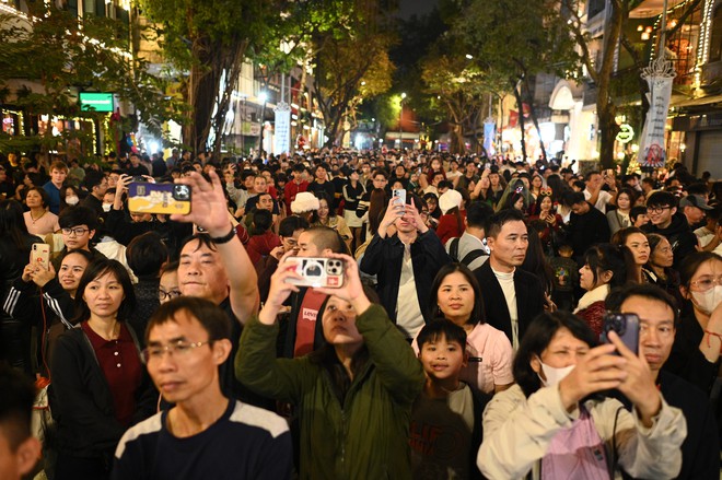 Đ&ecirc;m Noel 24/12: X&oacute;m đạo n&ocirc; nức người xe, Nh&agrave; thờ Đức B&agrave; đ&ocirc;ng đ&uacute;c du kh&aacute;ch x&iacute; chỗ chụp h&igrave;nh- Ảnh 39.