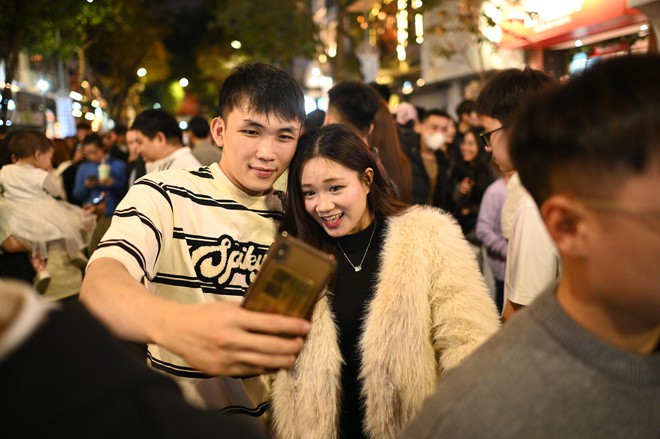 Đ&ecirc;m Noel 24/12: X&oacute;m đạo n&ocirc; nức người xe, Nh&agrave; thờ Đức B&agrave; đ&ocirc;ng đ&uacute;c du kh&aacute;ch x&iacute; chỗ chụp h&igrave;nh- Ảnh 40.