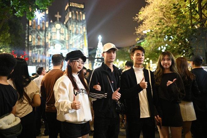 Đ&ecirc;m Noel 24/12: X&oacute;m đạo n&ocirc; nức người xe, Nh&agrave; thờ Đức B&agrave; đ&ocirc;ng đ&uacute;c du kh&aacute;ch x&iacute; chỗ chụp h&igrave;nh- Ảnh 41.