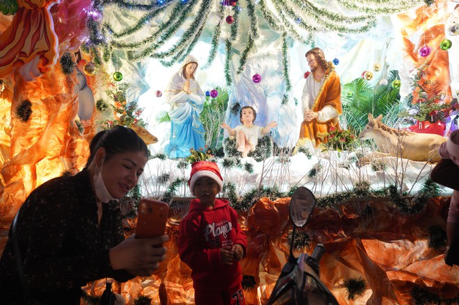 Đ&ecirc;m Noel 24/12: X&oacute;m đạo n&ocirc; nức người xe, Nh&agrave; thờ Đức B&agrave; đ&ocirc;ng đ&uacute;c du kh&aacute;ch x&iacute; chỗ chụp h&igrave;nh- Ảnh 19.
