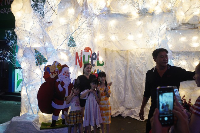 Đ&ecirc;m Noel 24/12: X&oacute;m đạo n&ocirc; nức người xe, Nh&agrave; thờ Đức B&agrave; đ&ocirc;ng đ&uacute;c du kh&aacute;ch x&iacute; chỗ chụp h&igrave;nh- Ảnh 22.