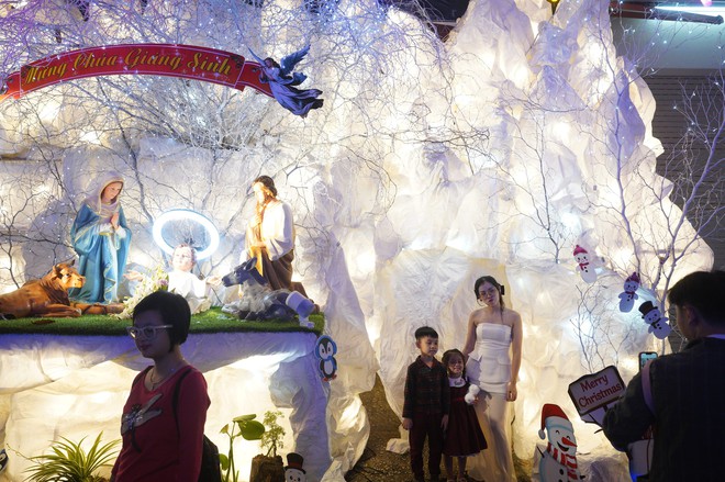 Đ&ecirc;m Noel 24/12: X&oacute;m đạo n&ocirc; nức người xe, Nh&agrave; thờ Đức B&agrave; đ&ocirc;ng đ&uacute;c du kh&aacute;ch x&iacute; chỗ chụp h&igrave;nh- Ảnh 20.