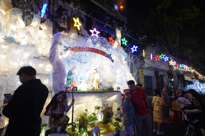 Đ&ecirc;m Noel 24/12: X&oacute;m đạo n&ocirc; nức người xe, Nh&agrave; thờ Đức B&agrave; đ&ocirc;ng đ&uacute;c du kh&aacute;ch x&iacute; chỗ chụp h&igrave;nh- Ảnh 21.