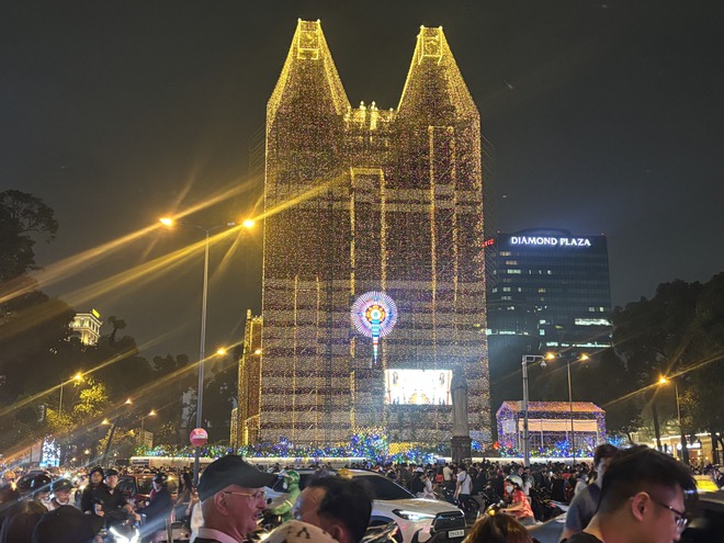 Đ&ecirc;m Noel 24/12: X&oacute;m đạo n&ocirc; nức người xe, Nh&agrave; thờ Đức B&agrave; đ&ocirc;ng đ&uacute;c du kh&aacute;ch x&iacute; chỗ chụp h&igrave;nh- Ảnh 10.