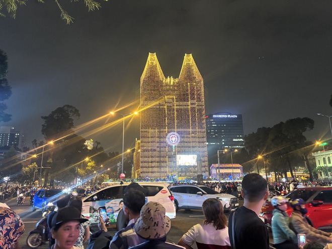 Đ&ecirc;m Noel 24/12: X&oacute;m đạo n&ocirc; nức người xe, Nh&agrave; thờ Đức B&agrave; đ&ocirc;ng đ&uacute;c du kh&aacute;ch x&iacute; chỗ chụp h&igrave;nh- Ảnh 9.