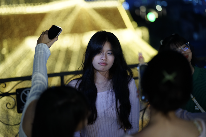 Đ&ecirc;m Noel 24/12: X&oacute;m đạo n&ocirc; nức người xe, Nh&agrave; thờ Đức B&agrave; đ&ocirc;ng đ&uacute;c du kh&aacute;ch x&iacute; chỗ chụp h&igrave;nh- Ảnh 12.